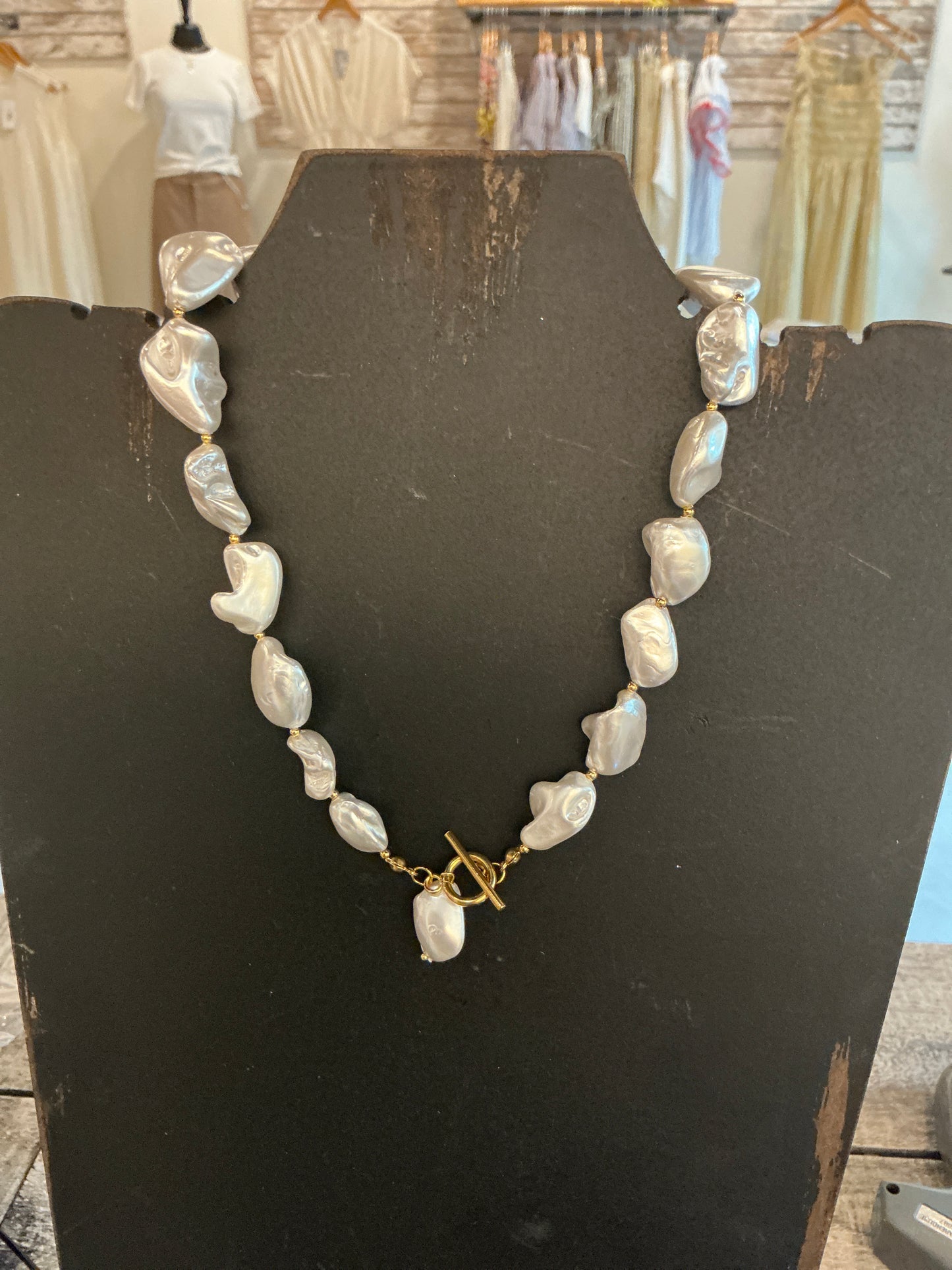 Chunky pearl necklace