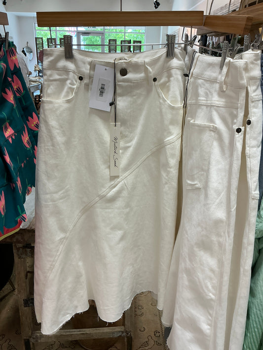 Asymmetrical line white detail skirt